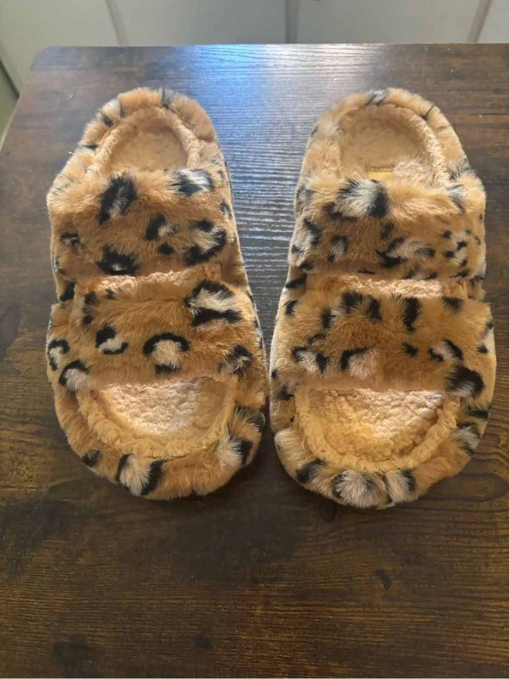Crocs Faux Fur Leopard Print woman’s Slide Sandals - Tan size 7 like new - Picture 1 of 4